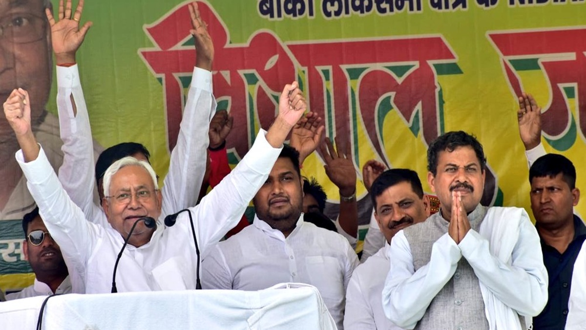 Girdhari Yadav :  तेजस्वी के समर्थन में नीतीश के सांसद, चुनाव आयोग पर साधा निशाना, SIR की टाइमिंग को बताया तुगलकी फरमान