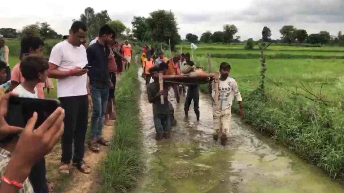 शर्मनाक तस्वीर: मरने के बाद भी नसीब नहीं हुई सड़क, चारपाई बनी एंबुलेंस
