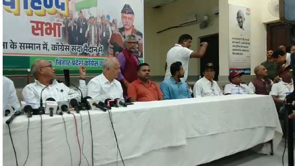 Bihar Congress : कार्यालय में शहीद सम्मान समारोह में हंगामा, कार्यकर्ताओं के बीच मंच पर बैठने को लेकर हाथापाई