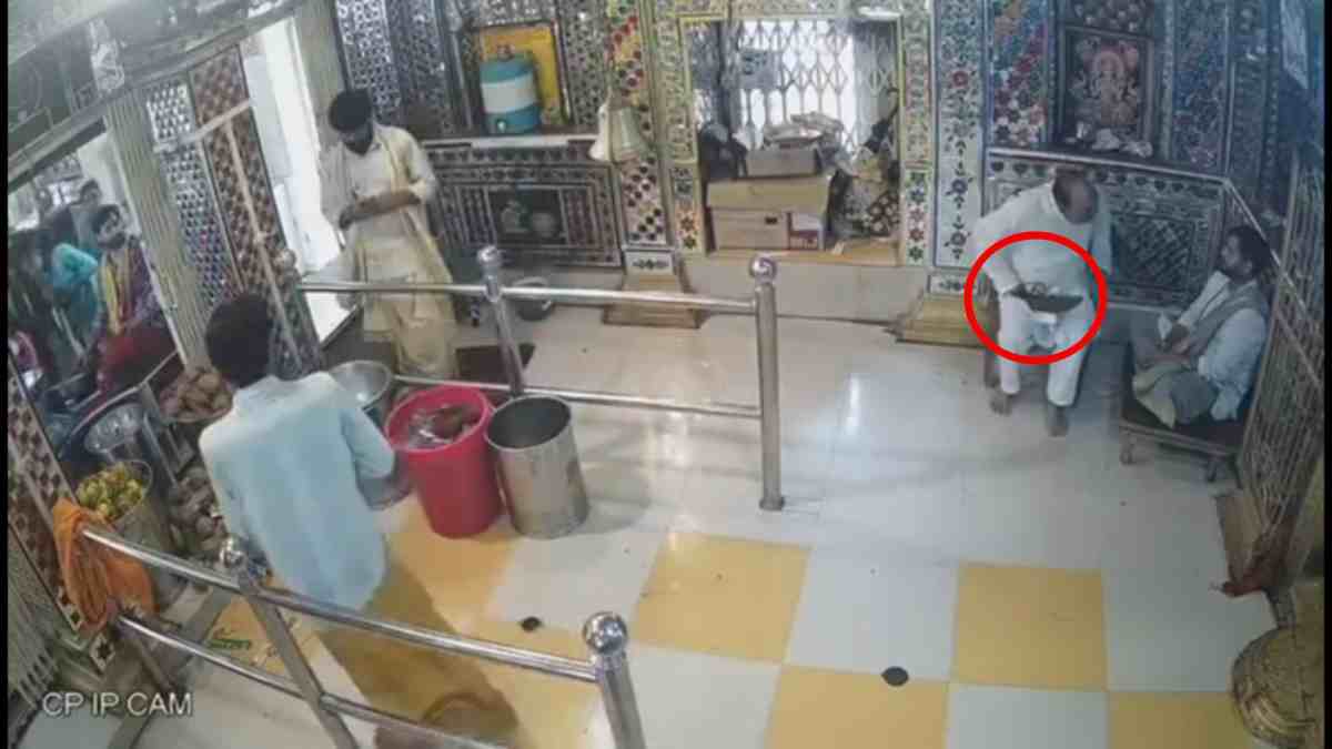 प्राचीन गणेश मंदिर में पुजारी को धमकी: धारदार हथियार दिखाकर शख्स ने की डराने की कोशिश, Video Viral