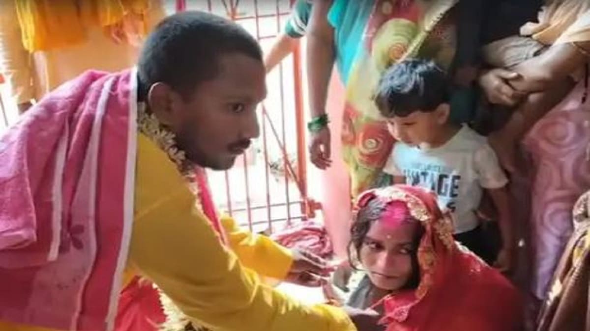पटना में टीचर प्रेमिका के साथ कमरे में पकड़ा गया, बिना दहेज करवाई गई शादी