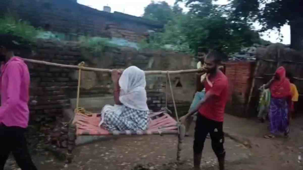 शहडोल में खुली विकास की पोल: गर्भवती को चारपाई पर लेकर पहुंचे परिजन, सड़क बना सपना