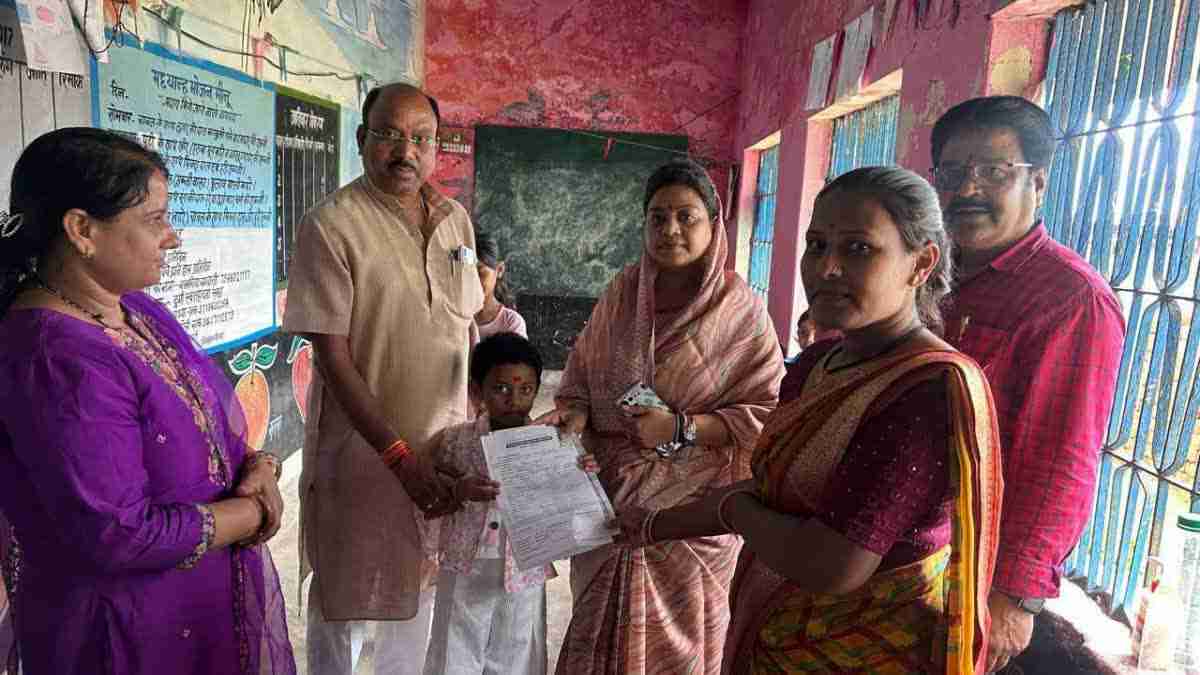 सांसद की अनोखी पहल: सरकारी स्कूल में बेटी का एडमिशन कर बनी मिसाल, जमकर हो रही तारीफ