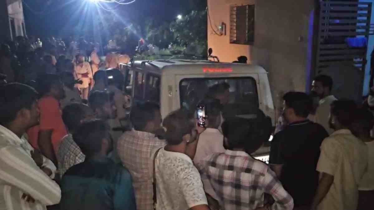 रात के अंधेरे में महिला के घर पहुंचा युवक, रहवासियों ने किया हंगामा, जानिए पूरा मामला