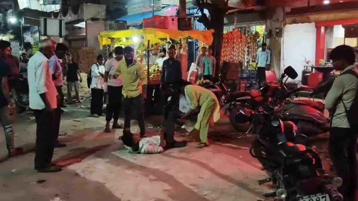 दे चप्पल… दे थप्पड़! बीच सड़क पति की जमकर धुनाई, पत्नी ने टांग पकड़कर खींचा और कर दी पिटाई, देखें Video