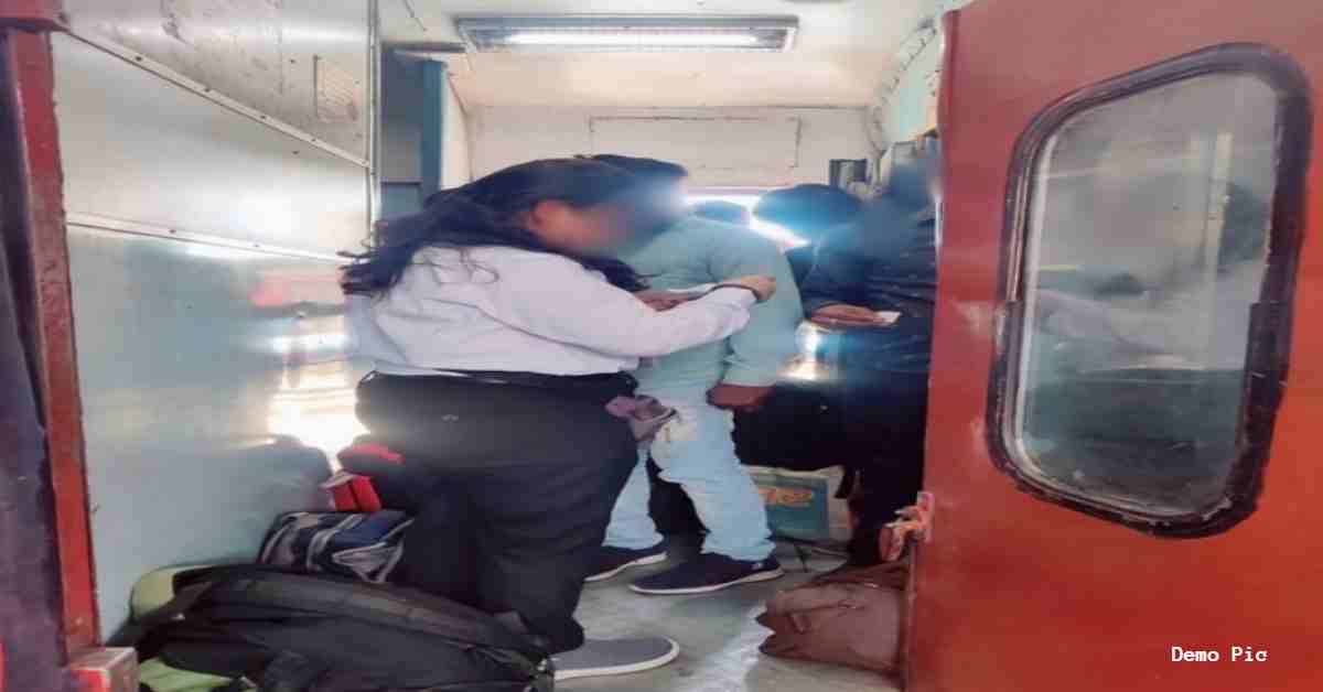 ट्रेन में टॉयलेट पर बवाल: रिटायर्ड फौजी ने महिला यात्री की सीट पर किया Toilet, RPF ने गाड़ी से उतारा, केस दर्ज