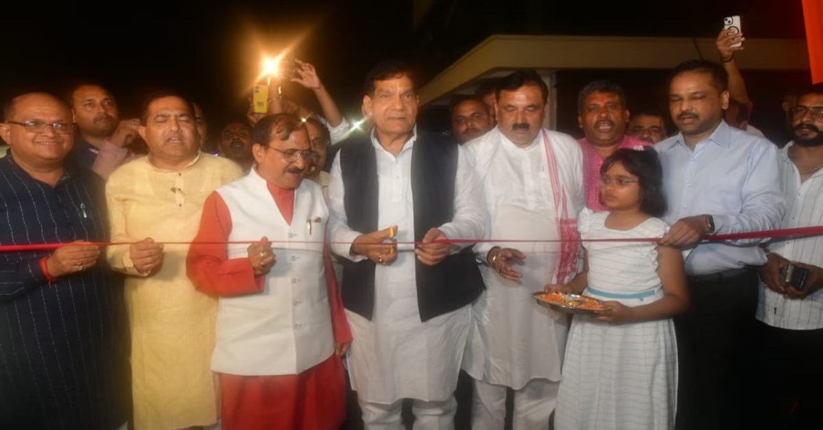 जब मंत्री जी का ये हाल तो… ऊर्जा मंत्री एके शर्मा के कार्यक्रम में बिजली गुल, भड़के मिनिस्टर ने 5 अधिकारियों को कर दिया सस्पेंड