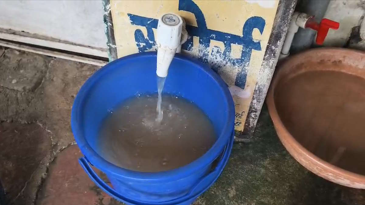 बरसात के दिनों में घरों में गंदे पानी की सप्लाई, स्वास्थ्य खतरे में डाल लोग पीने को हैं मजबूर…