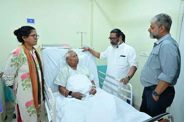 पूर्व सांसद कड़िया मुंडा से मिलने अस्पताल पहुंचे सीएम हेमंत सोरेन, बाबूलाल मरांडी ने भी जाना हालचाल