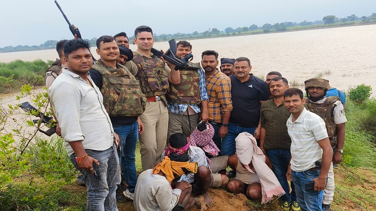 पटना में पुलिस का बड़ा एक्शन, बालू माफियाओं के पास से AK-47 जैसे घातक हथियार बरामद, कई गिरफ्तार