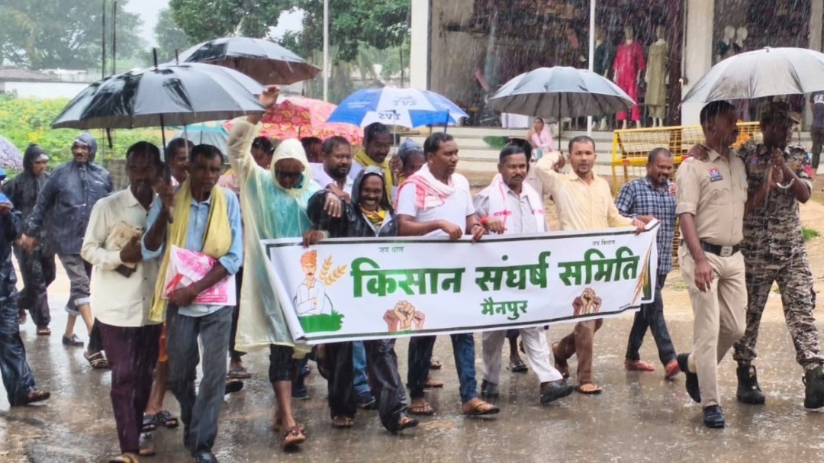 खाद की कमी को लेकर किसानों ने बारिश में भीगते हुए किया प्रदर्शन, SDM कार्यालय पहुंचकर सौंपा ज्ञापन, 3 दिन में वितरण नहीं होने पर NH जाम करने की दी  चेतावनी
