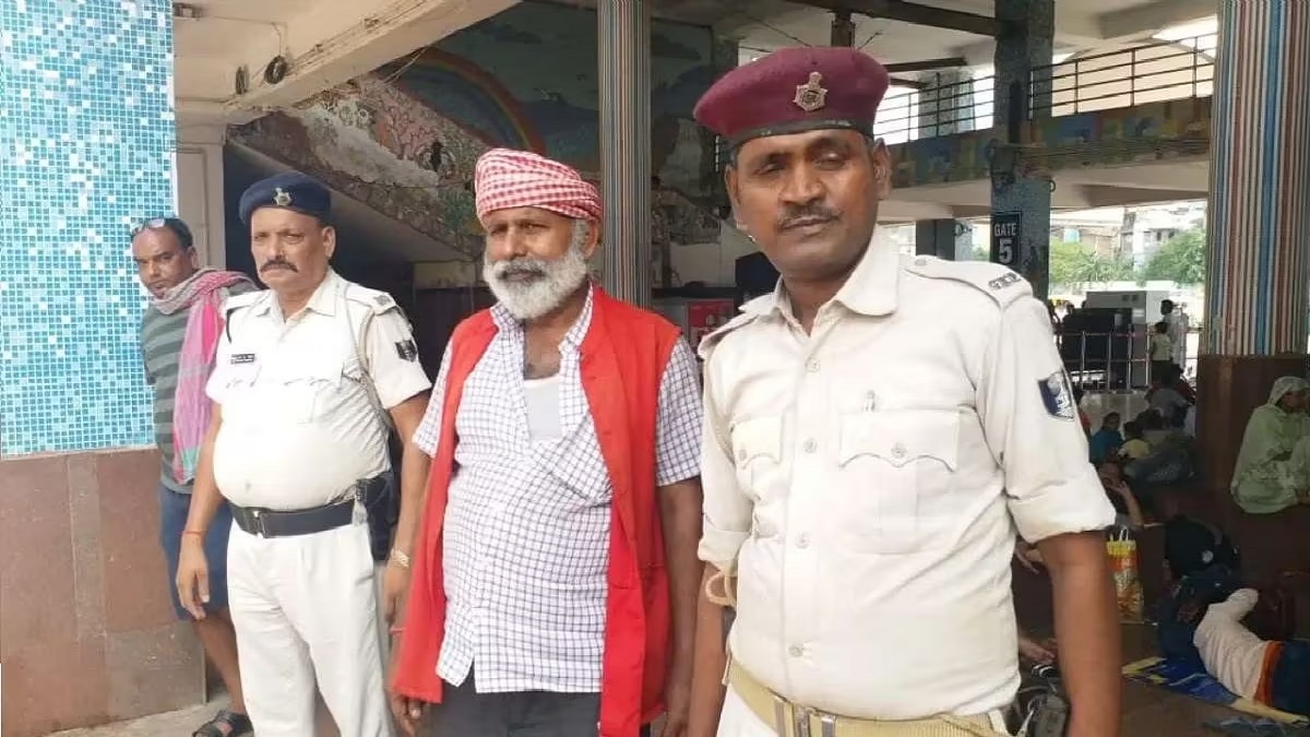 गिरफ्तार हुआ पटना जंक्शन का चर्चित कुली धर्मा यादव, बम धमाकों के दौरान आतंकी को पकड़ बटोरी थी सुर्खियां