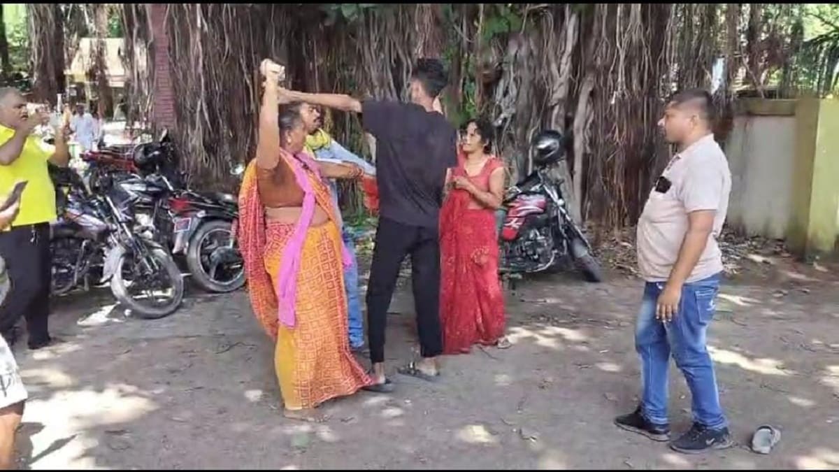 कैमूर में थाना परिसर बना रणभूमि, दो सगी बहनों के बीच घंटों चला ‘चप्पल युद्ध’, वीडियो वायरल