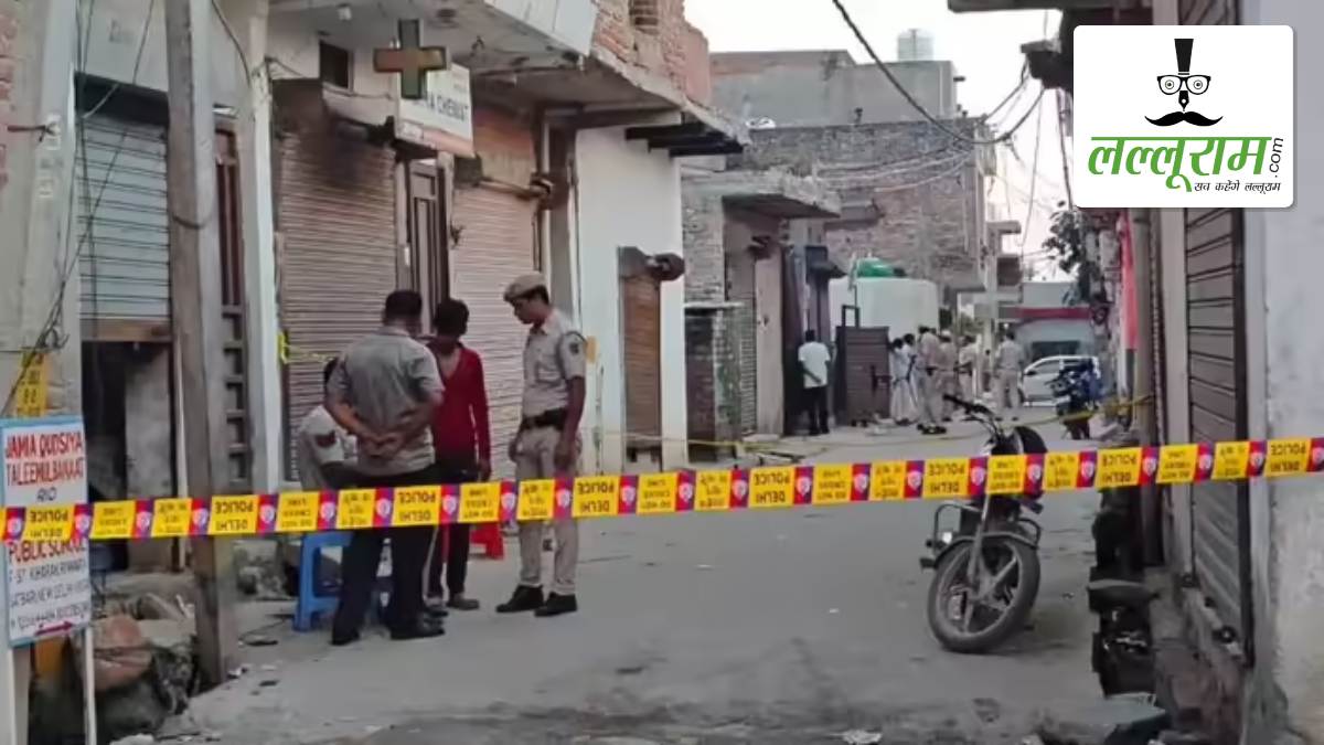 दिल्ली में ट्रिपल मर्डर से सनसनी: घर पर एक ही परिवार के 3 सदस्यों की खून से सनी मिली लाश, जांच में जुटी पुलिस