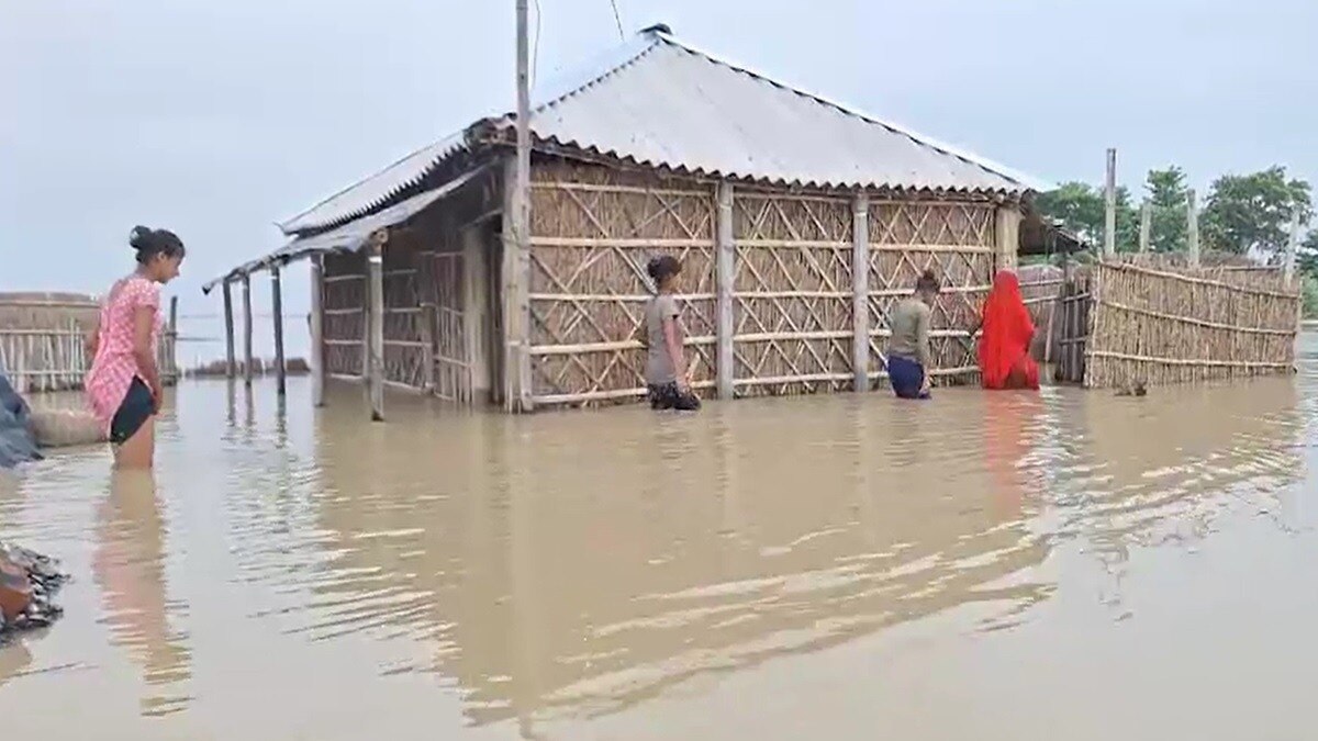 Bihar Flood: बाढ़ से पटना में बिगड़े हालात, दर्जनों गांव में घुसा पानी, 50 हजार से अधिक लोग पलायन को मजबूर