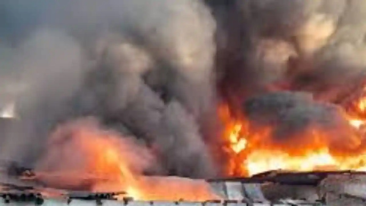 Patna Fire News: पटना के सोलर हाउस गोदाम में लगी भीषण आग, लाखों का सामान जलकर हुआ राख