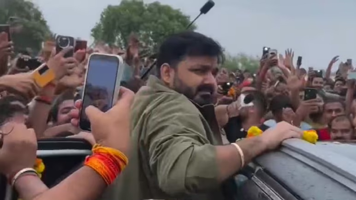 बाढ़ का दंश झेल रहे लोगों की मदद करने जवईनिया गांव पहुंचे पवन सिंह, पुलिस ने वापस लौटाया, जानें पूरा मामला?