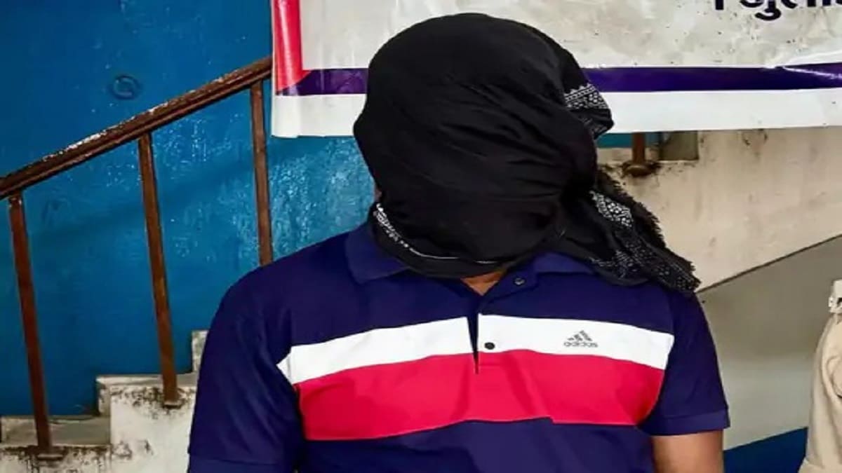 भोजपुर में फर्जी पुलिसकर्मी गिरफ्तार, पुलिस की वर्दी पहनकर ट्रक चालकों से करता था वसूली, रंगे हाथ पकड़ा गया