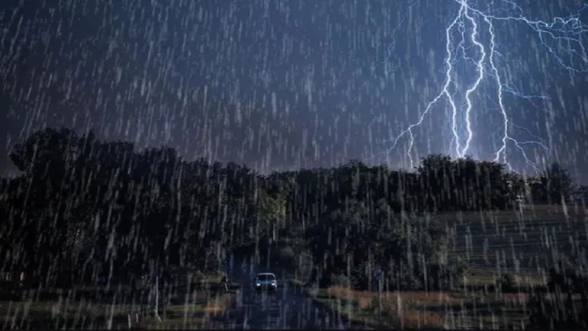Bihar Weather Report: बिहार में आज तबाही मचाएगी बारिश! इन जिलों के लिए चेतावनी जारी, घरों से बाहर नहीं निकलने की सलाह