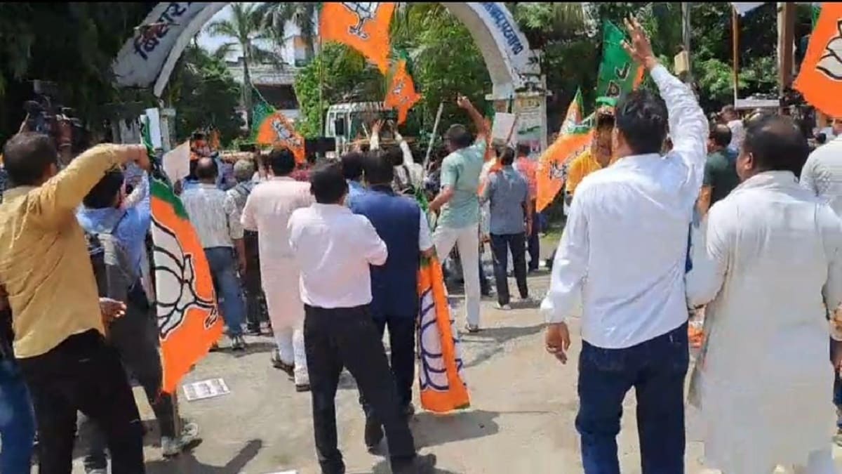 आपत्तिजनक बयान ने बिहार की राजनीति में ला दिया भूचाल, पटना में बीजेपी-कांग्रेस कार्यकर्ताओं के बीच बवाल, चले लाठी डंडे