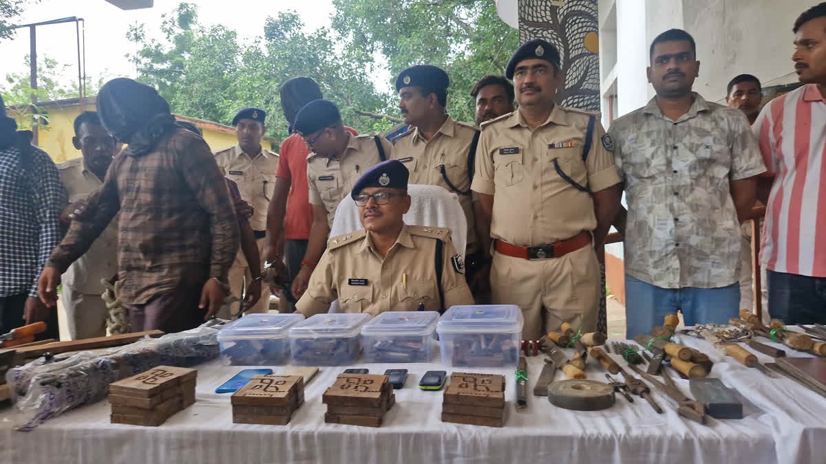 जमुई में 3 अवैध हथियार फैक्ट्रियों का भंड़ाफोड़, पुलिस ने 5 आरोपियों की किया गिरफ्तार, मुख्य सरगना निकला मुखिया हुआ फरार