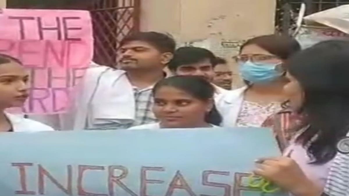 नालंदा मेडिकल कॉलेज के पीजी इंटर्नशिप छात्रों ने स्टाइपेंड बढ़ाने की मांग, मुख्य गेट पर किया विरोध प्रदर्शन