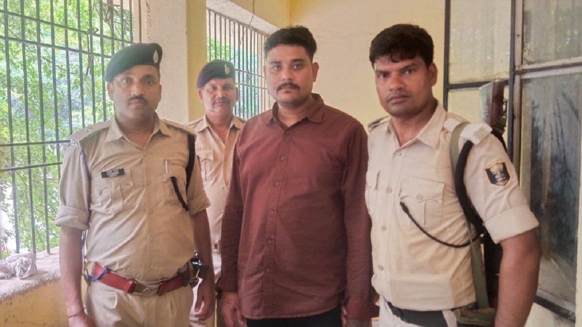 बीजेपी नेता राजन हत्याकांड के मुख्य आरोपी राजा सिंह ने किया आत्मसमर्पण, पुलिस ने घर कुर्की के लिए चस्पा किया था इस्तेहार
