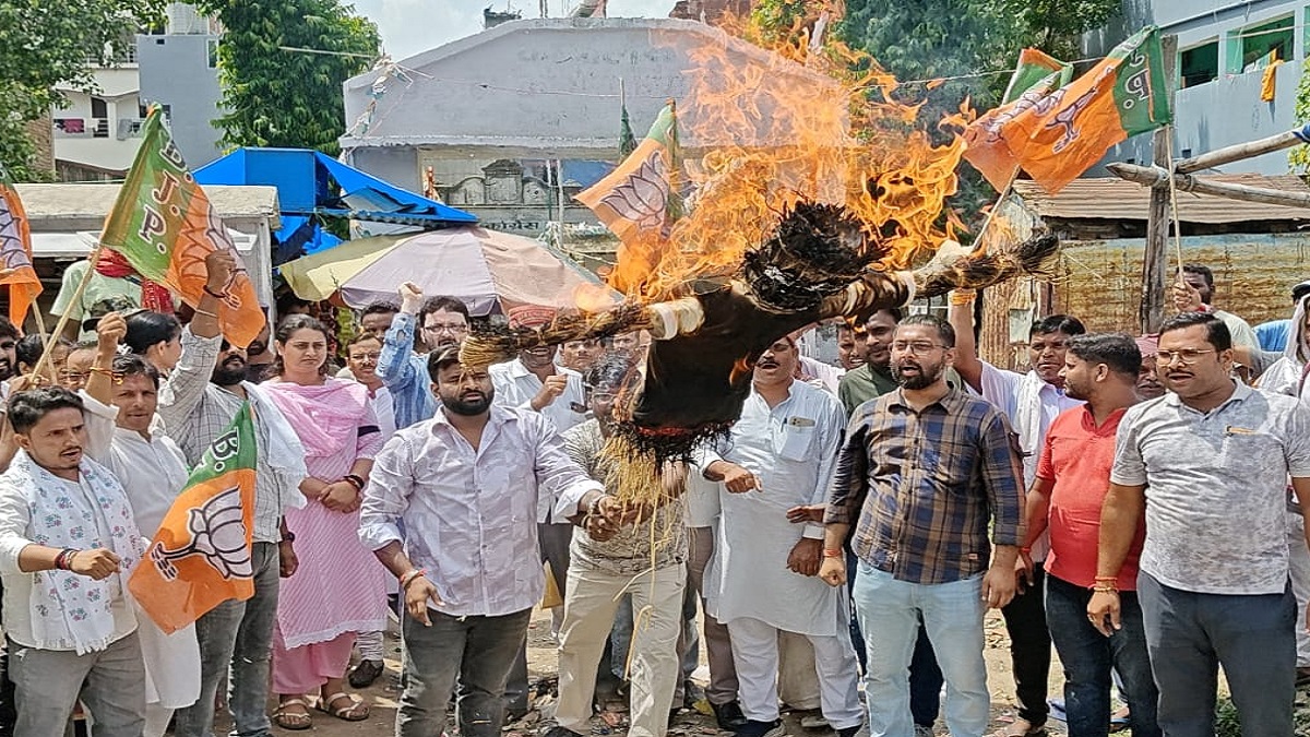 जमुई में बीजेपी कार्यकर्ताओं ने फूंका राहुल गांधी का पुतला, PM मोदी पर अभद्र टिप्पणी के खिलाफ जताया विरोध