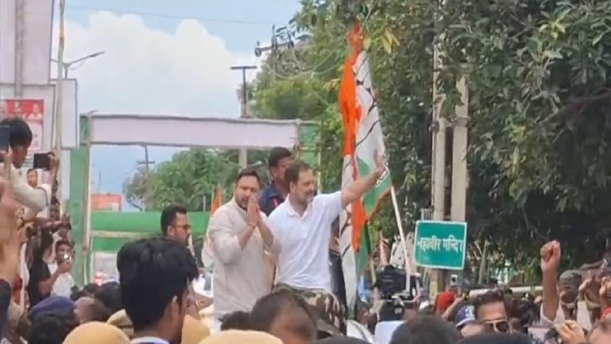 Vote Adhikar Yatra: राहुल और तेजस्वी ने डेहरी में किया रोड शो, लोगों के बीच चॉकलेट फेंकते नजर आए Rahul