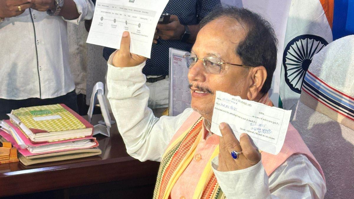 दो-दो वोटर आईडी मामले में बुरे फंसे बिहार के डिप्टी सीएम विजय कुमार सिन्हा, चुनाव आयोग ने भेजा नोटिस