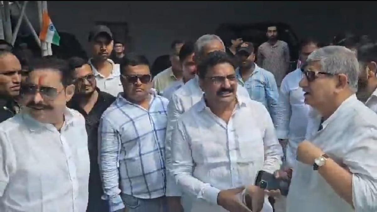 बिहार चुनाव से पहले अनंत सिंह ने किया शक्ति प्रदर्शन, मोकामा में भव्य रोड शो, ललन सिंह भी रहे साथ, स्वागत में फूलों की बौछार