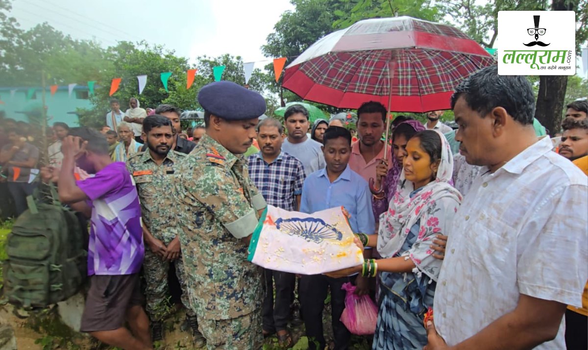 IED ब्लास्ट में शहीद DRG जवान दिनेश नाग को दिया गया गार्ड ऑफ ऑनर: शहीद पति का पार्थिव शरीर देख बिलख पड़ी गर्भवती पत्नी, कहा- मेरे पति देश के लिए शहीद हुए हैं, मुझे उन पर गर्व है
