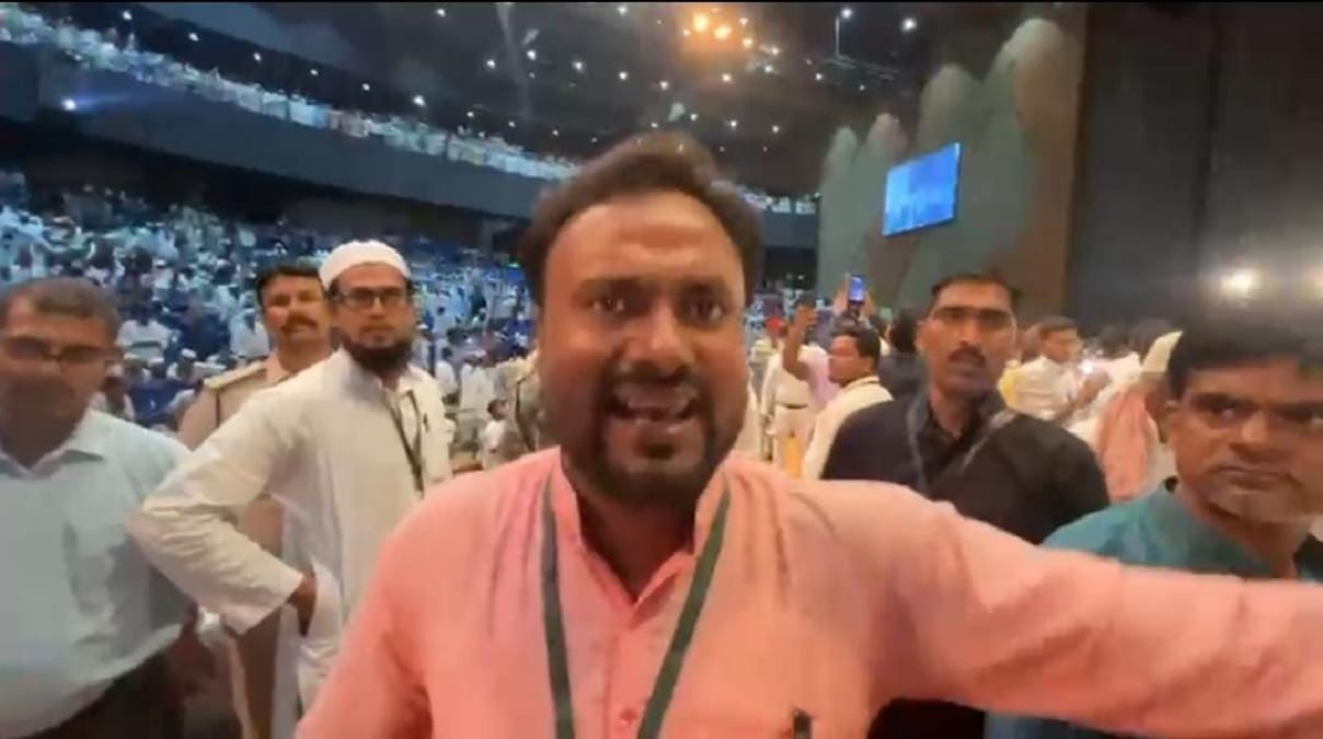 पटना में मुख्यमंत्री नीतीश कुमार के सामने मदरसा शिक्षकों का हंगामा, उठाए गए गंभीर सवाल, जानें क्यों मचा बवाल