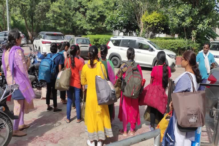 सैताला पुलिस ने कराया राजकोट से 4 नाबालिग लड़कियों को मुक्त, उनके परिवारों को सौंपा