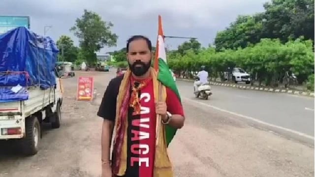 स्वास्थ्य सेवाओं की मांग को लेकर 270 किमी पैदल चला युवक, मुख्यमंत्री माझी से मिलकर अपनी मांगें बताना चाहता है