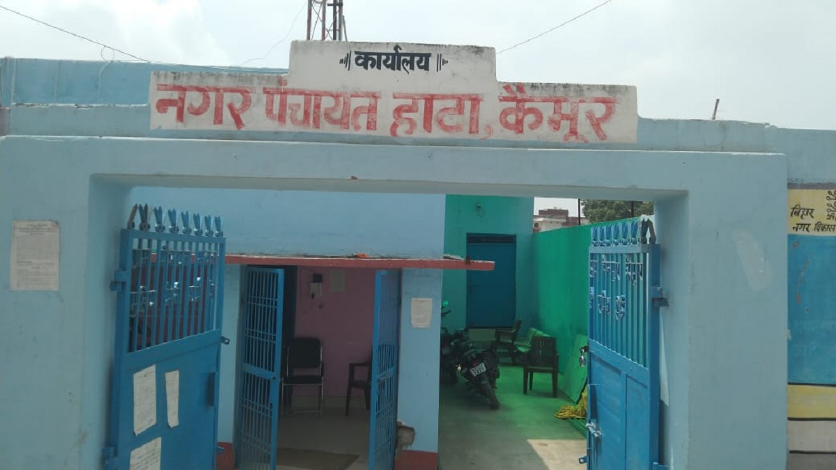 विकास की बाट जो रहा हाटा नगर पंचायत, दो साल बीतने के बाद भी नहीं बदली विकास की तस्वीर, गंदगी और कचरे में जीने को लोग मजबूर