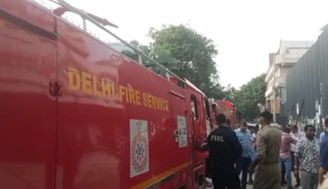 दिल्ली में बड़ा हादसा: राजा गार्डन के इलेक्ट्रॉनिक्स इमारत में भीषण आग, दो युवतियों समेत 5 की मौत