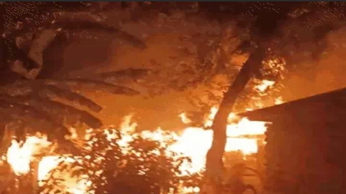 Muzaffarpur Fire : मुजफ्फरपुर में आग लगने से दो घर जलकर राख, बेघर हुए परिवार, खुले आसमान के नीचे बिताई रात