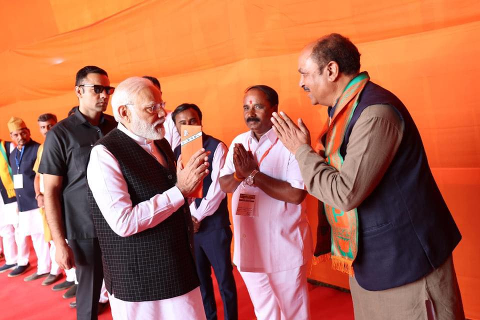 PM Modi के साथ फोटो खिंचवाने वाले कद्दावर BJP नेता पर FIR कराने 8 बार आयुक्त ने लिखा पत्र, तहसीलदार ने हर बार किया Ignore… 117 एकड़ जमीन से जुड़ा मामला