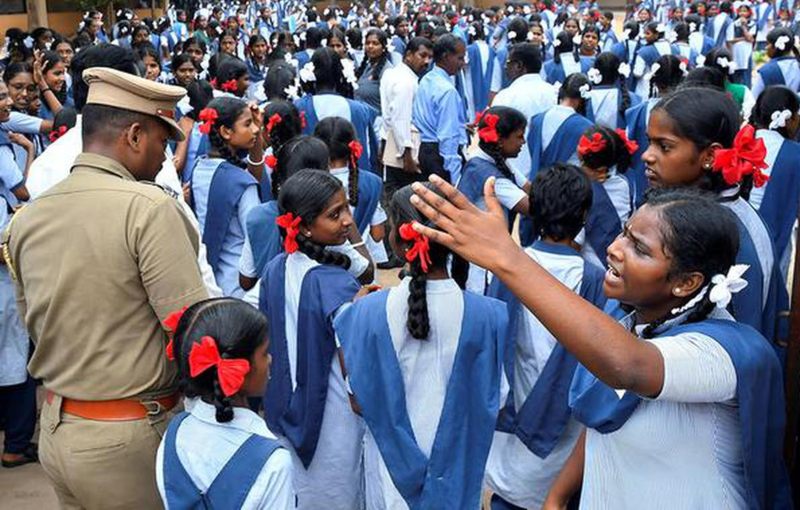 अब इस राज्य में सरकारी स्कूलों की छात्राओं को पहनना होगा ओवरकोट ; शाम 6 बजे के बाद एक्स्ट्रा क्लासेज भी न लगाने का निर्देश, फैसले के पीछे की बताई ये वजह