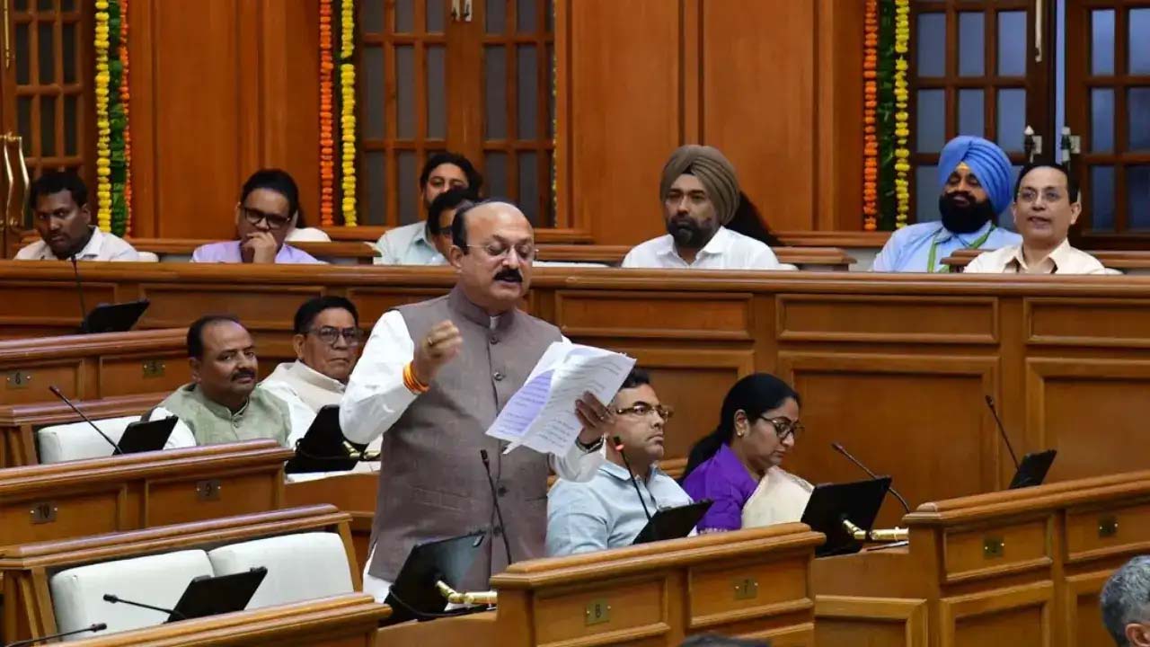 Delhi Assembly Monsoon Session: प्राइवेट स्कूलों की मनमानी अब नहीं चलेगी, दिल्ली सरकार ने फीस कंट्रोल बिल विधानसभा में किया पेश