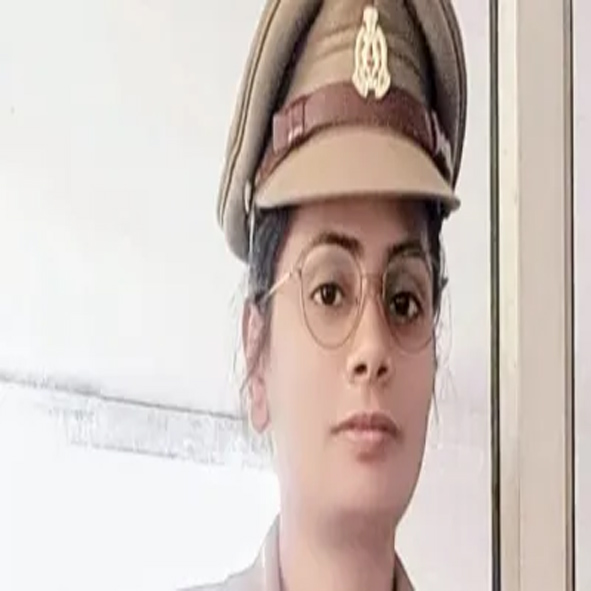 महिला सब इंस्पेक्टर की मौतः ड्यूटी से लौटते समय कुत्ते ने किया हमला, बचने के चक्कर में कार से हुई टक्कर, तोड़ा दम