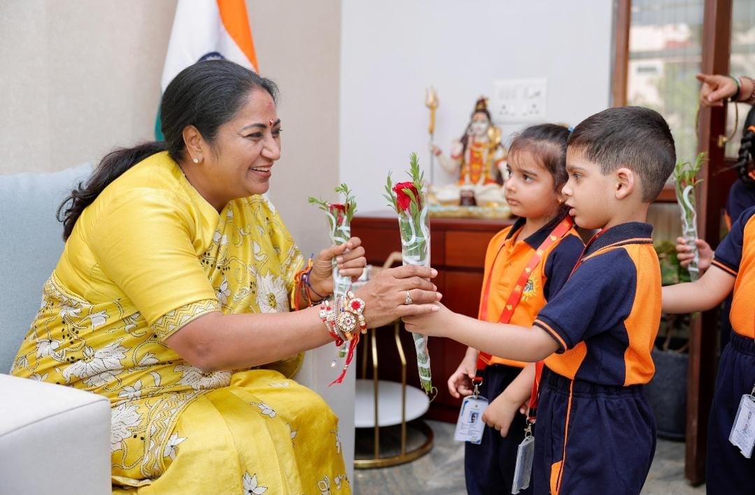 ‘हैपी राखी’,लव यू CM मैम…; CM रेखा गुप्ता ने बच्चों संग मनाया रक्षाबंधन, कहा-‘इनके बचपन और सपनों की की रक्षा हमारा संकल्प’