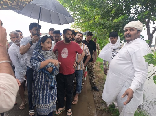 पंजाब में बारिश का कहर, मंत्री और विधायक पहुंचे राहत सामग्री लेकर