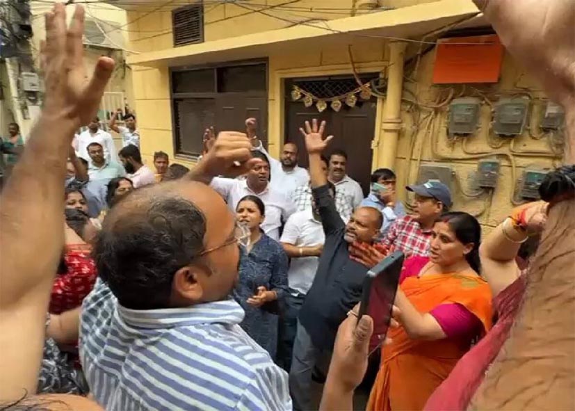 अंदर ED की छापेमारी, बाहर AAP का प्रदर्शन; सौरभ भारद्वाज के खिलाफ छापेमारी पर AAP कार्यकर्ताओं का हंगामा