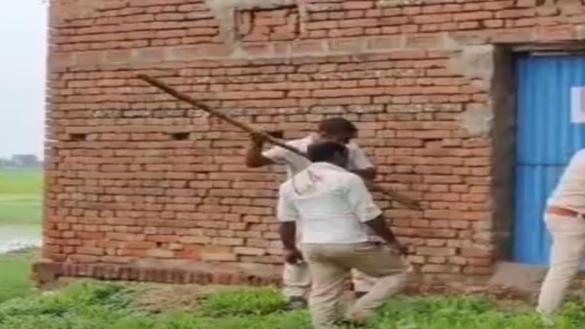 Bhojpur Crime News : भोजपुर में दोहरे हत्याकांड में फरार आरोपियों के घर पर कुर्की, पुलिस ने की बड़ी कार्रवाई