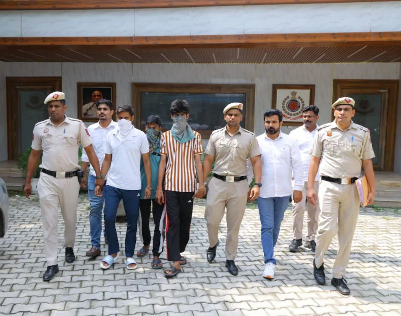 राजधानी में दिल्ली पुलिस के हेड कॉन्स्टेबल की सूझबूझ से नाकाम हुई गैंगवॉर, तीन आरोपी गिरफ्तार ; हथियारों का मिला जखीरा