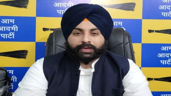 पंजाब के शिक्षा मंत्री हरजोत बैंस नंगे पांव पहुंचे दरबार साहिब, अकाल तख्त साहिब के समक्ष पेशी