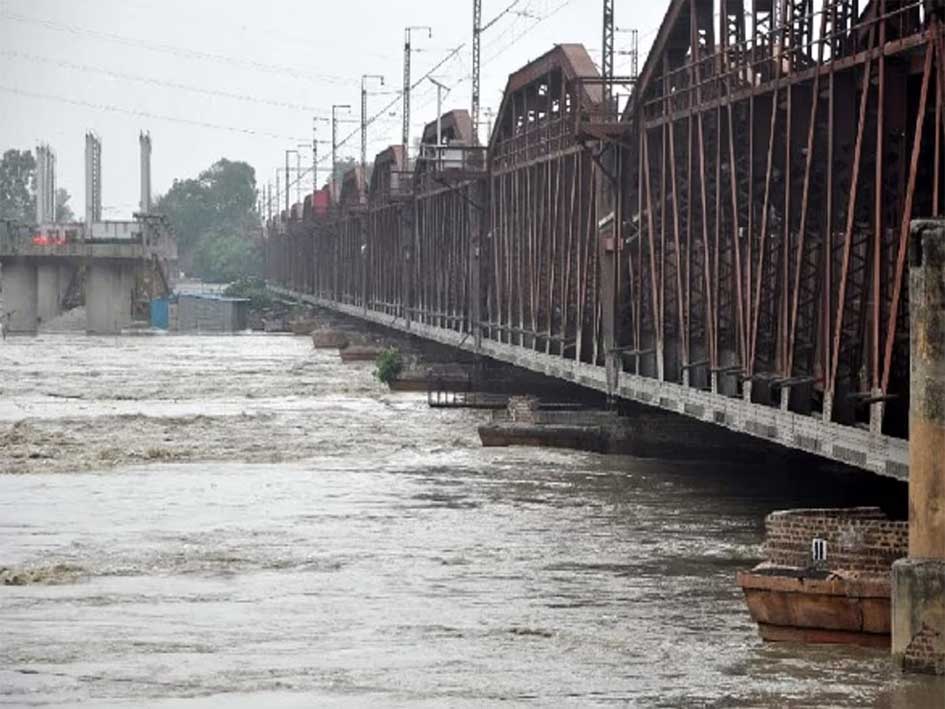 दिल्ली में यमुना का जलस्तर खतरे के निशान के पार, बाढ़ का खतरा, निचले इलाकों को खाली कराने का आदेश