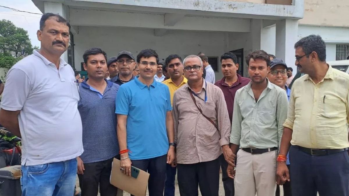 बिना चढ़ावा के आगे नहीं बढ़ेगा काम! मधुबनी में 15 हजार का घूस लेते रंगे हाथ पकड़ाया उद्योग विभाग का कर्मचारी